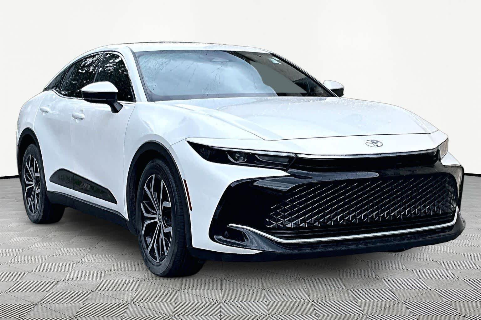 Used 2023 Oxygen White Toyota XLE image 3