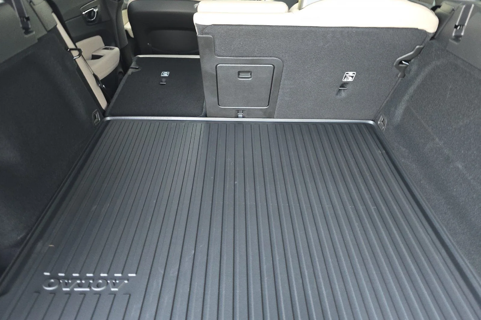 2026 Volvo XC60 Plus - Photo 14