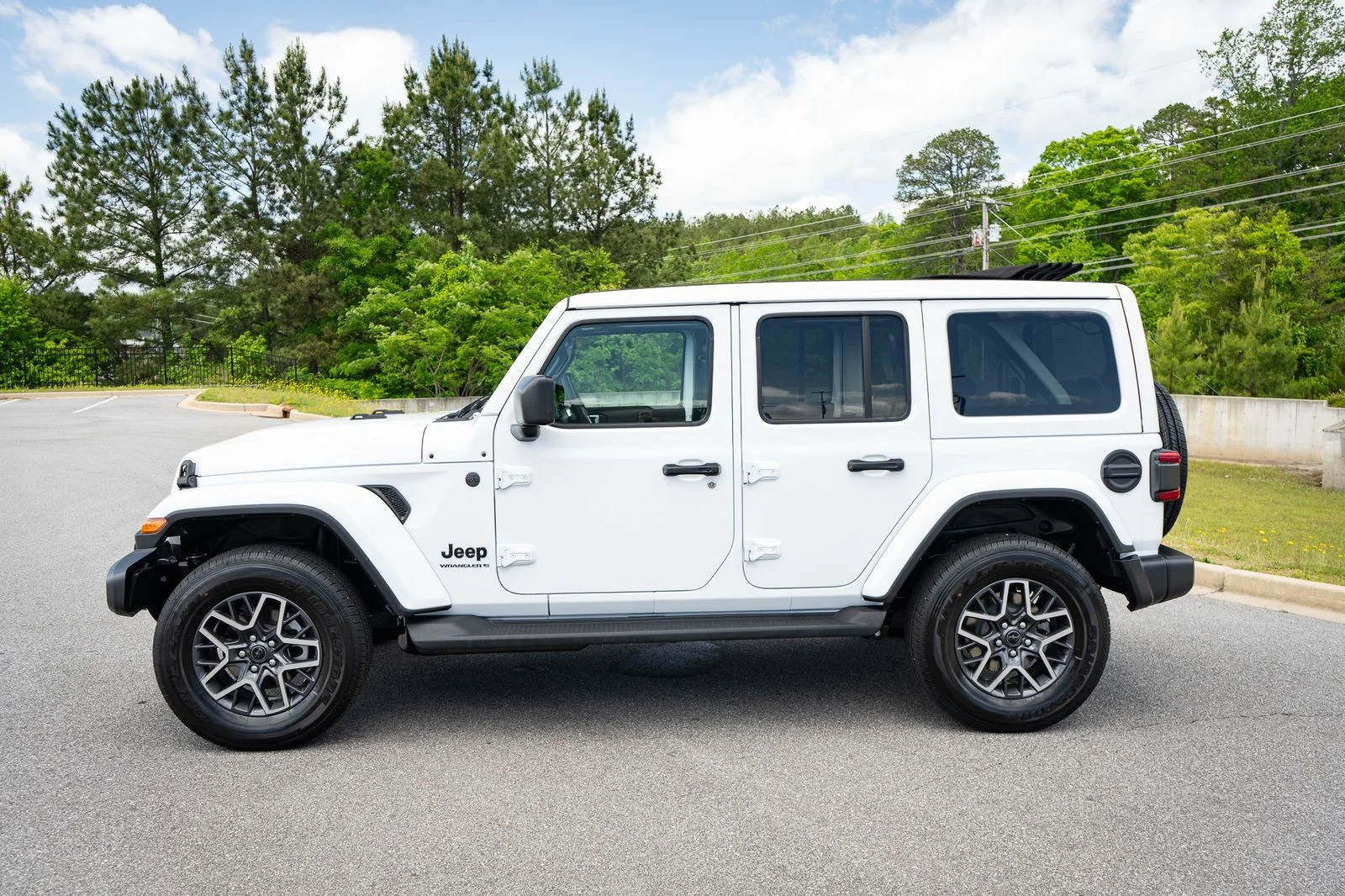 New 2026 Bright White Clear-Coat Exterior Paint Jeep Sahara image 5