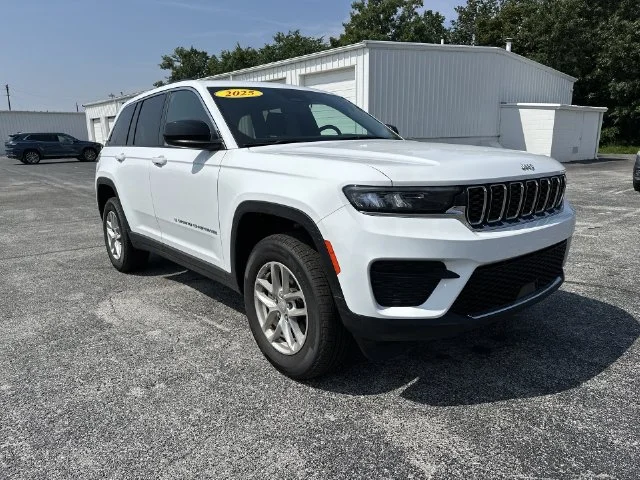 Used 2025 White Jeep Laredo X image 12