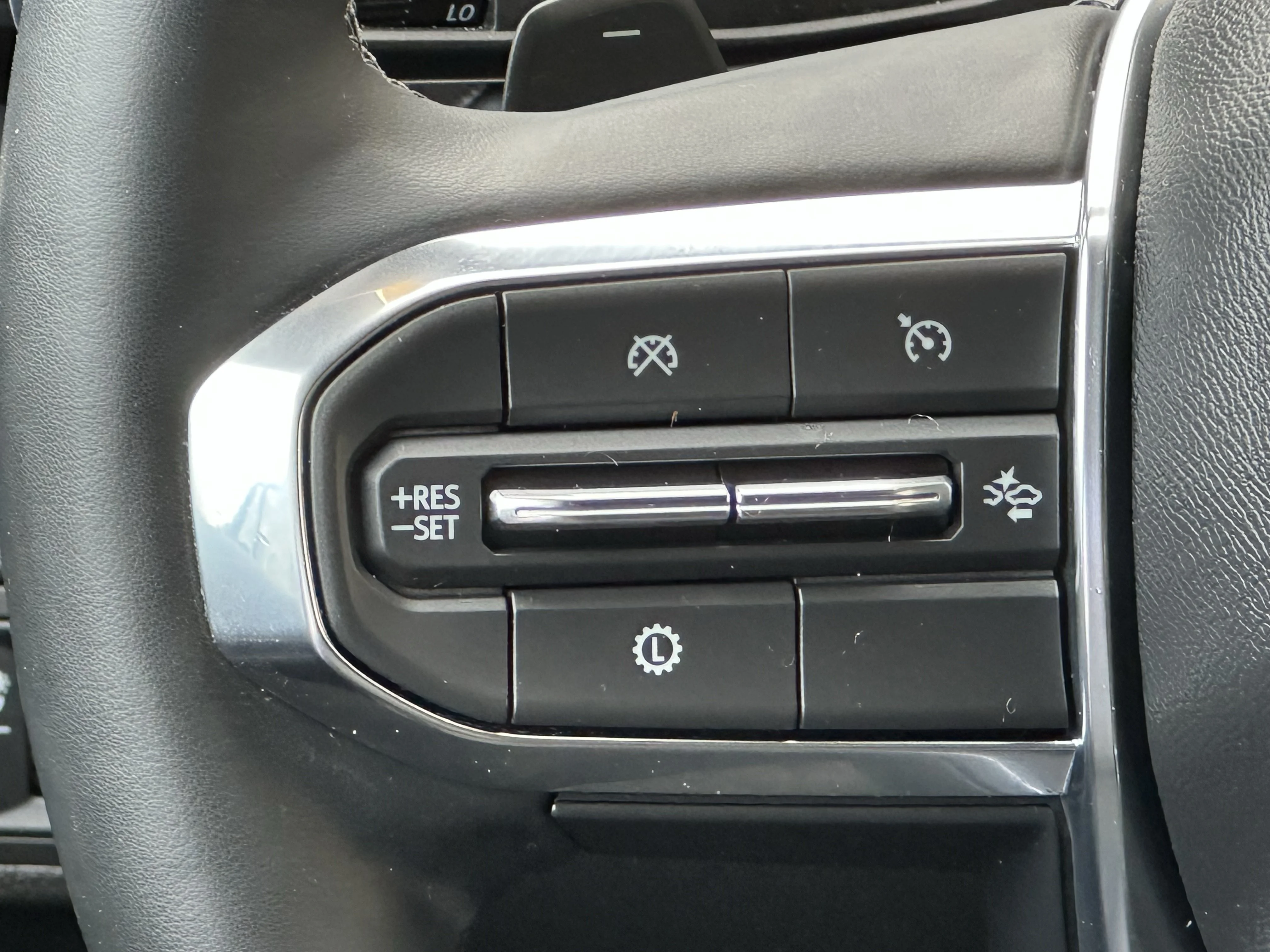 Certified Used 2025  GMC AWD Elevation image 15
