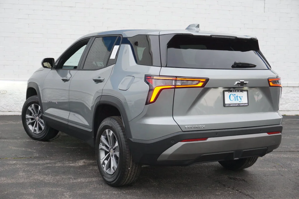 2027 Chevrolet Equinox LT - Photo 8