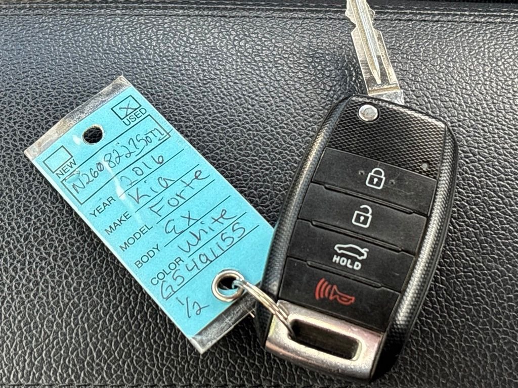 Used 2016 White Kia EX image 34