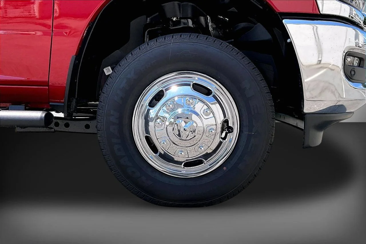 New 2026 Molten Red Pearl-Coat Exterior Paint RAM Tradesman image 32