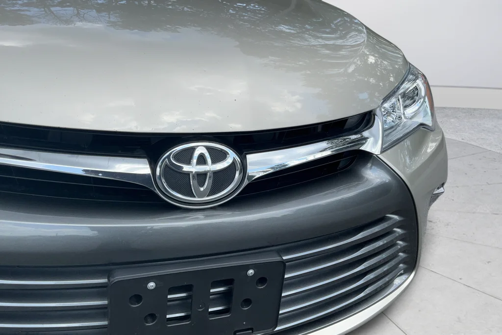 Used 2016 Gold Toyota XLE image 31