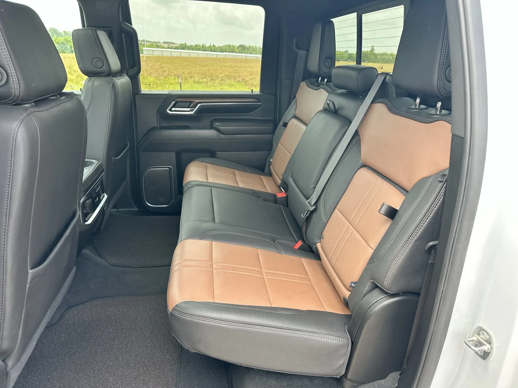 Used 2024 Pearl Chevrolet High Country image 23