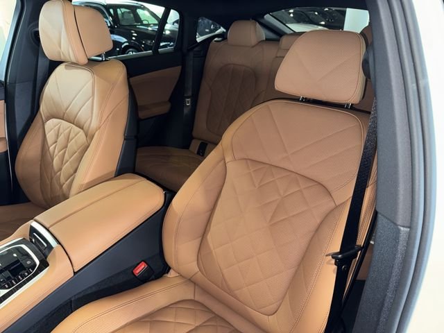 New 2027 Mineral White Metallic BMW xDrive40i image 24