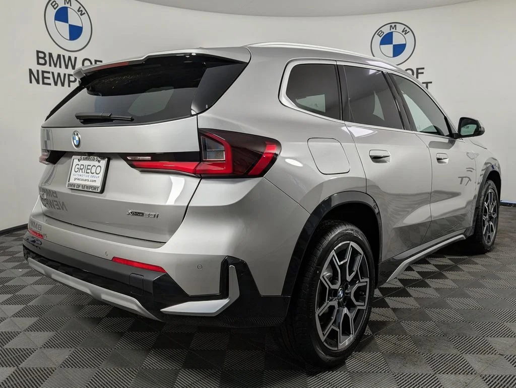 New 2026 Space Silver Metallic BMW xDrive28i image 6