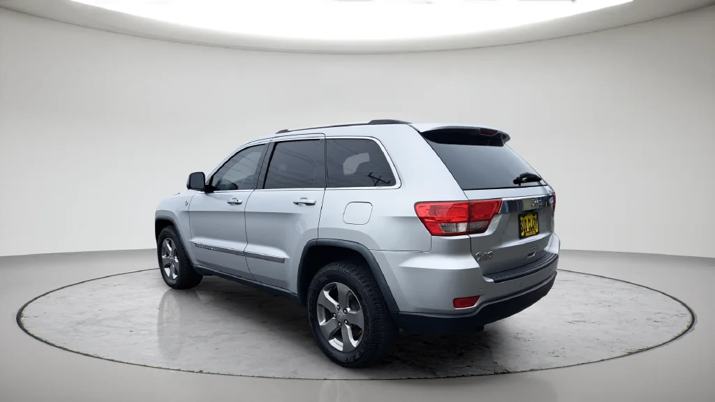 Used 2011 Silver Jeep Laredo image 7