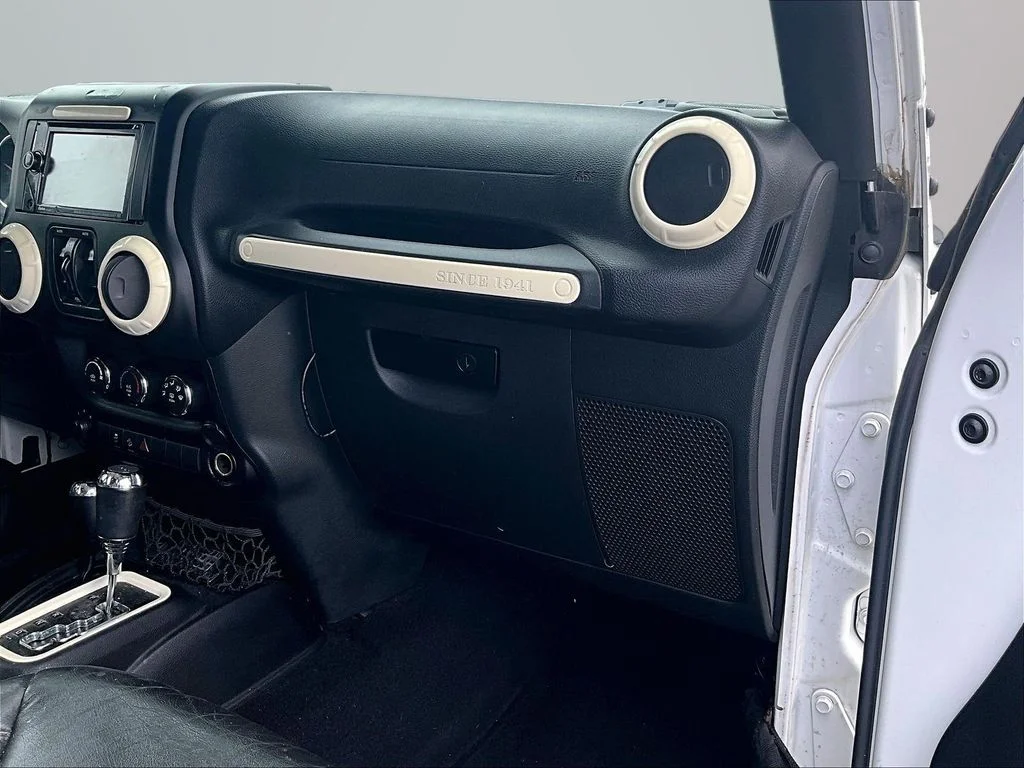 Used 2015 White Jeep Unlimited Sport image 17