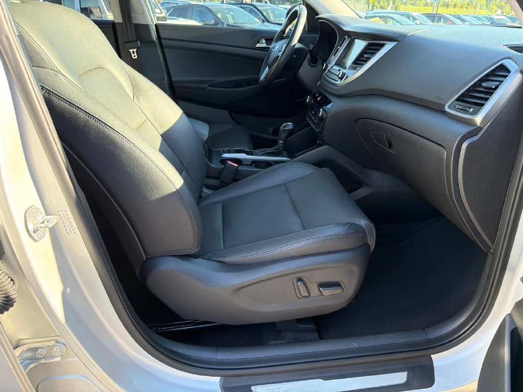 Used 2016 Silver Hyundai Limited image 13
