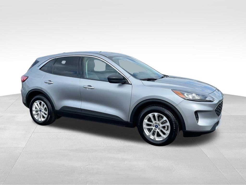 Used 2022 Silver Ford SE image 2