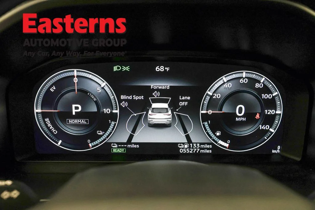 Used 2023 Silver Mitsubishi SE image 17