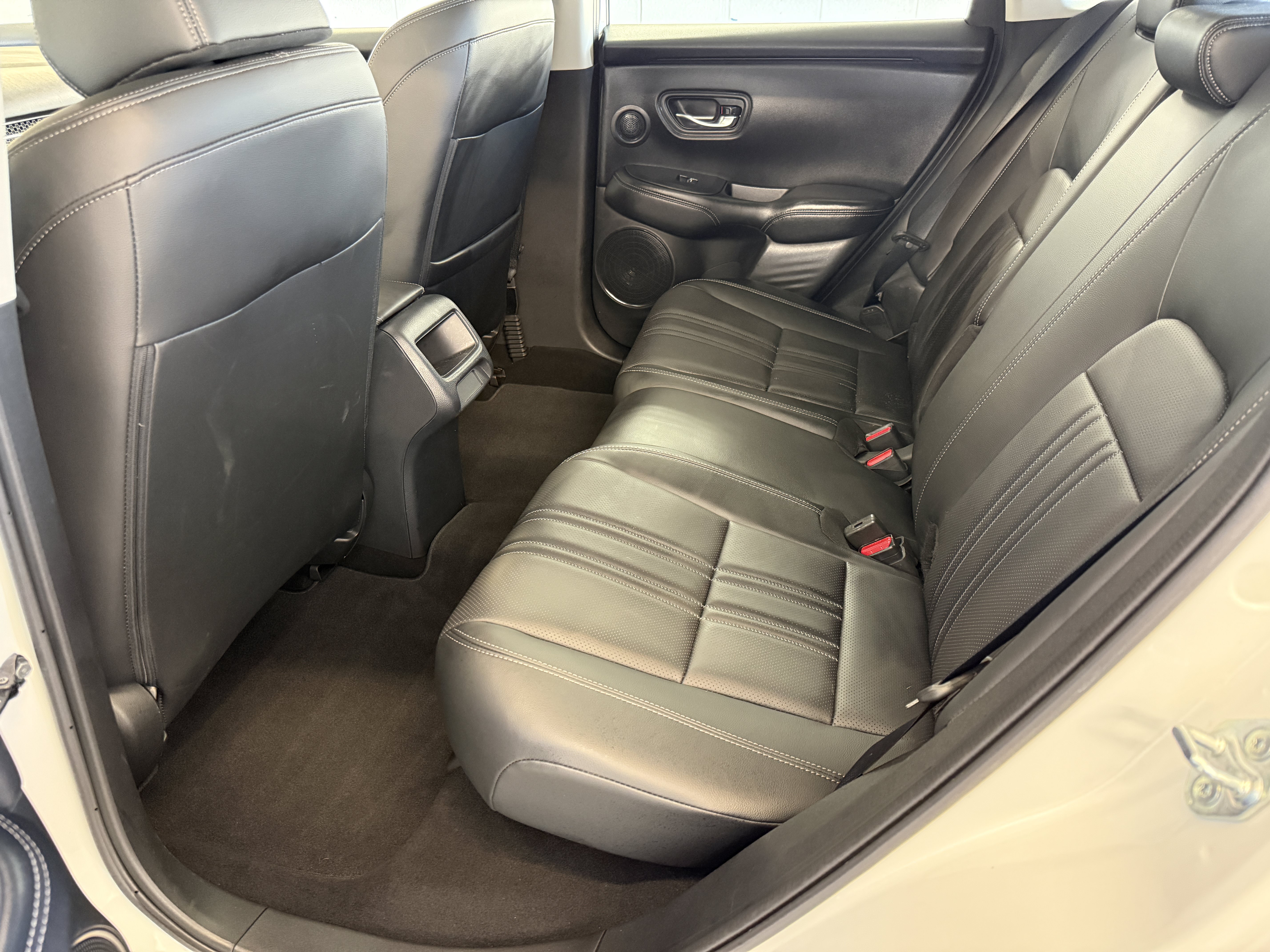 Used 2023 Platinum White Pearl Honda EX-L image 18