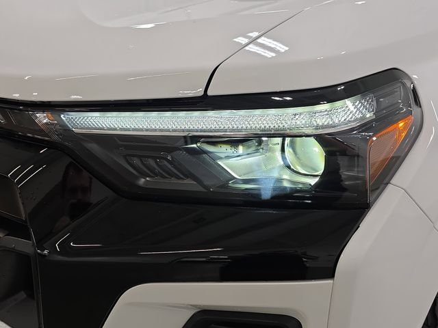 Used 2024 White Chevrolet Z71 image 28