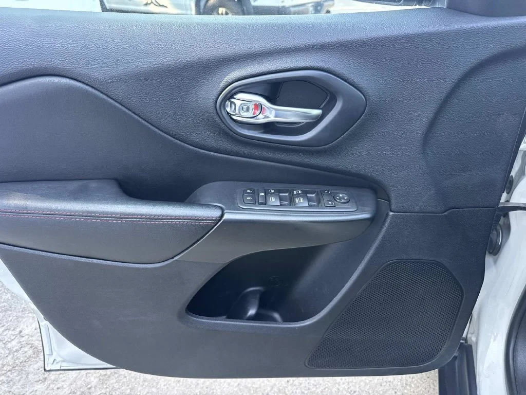 Used 2019 Pearl White Pearlcoat Jeep Trailhawk image 34
