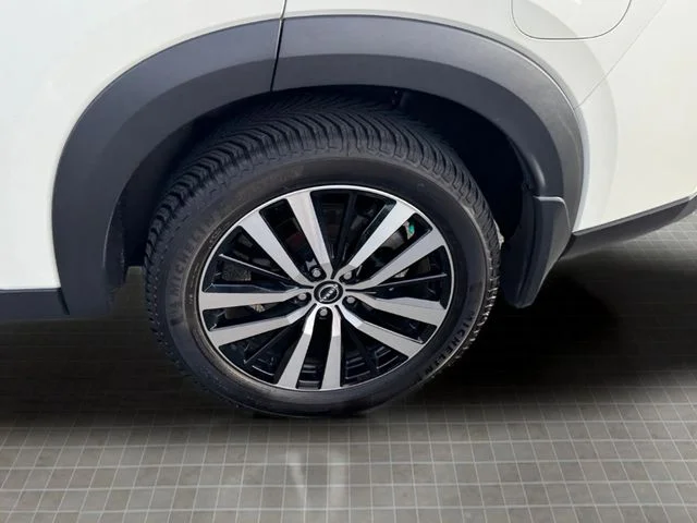 Used 2023 White Nissan Platinum image 20