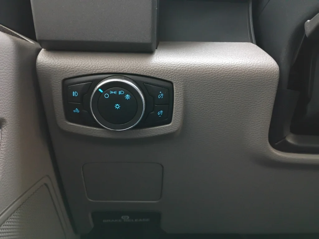 Used 2022 Oxford White Ford XL image 27