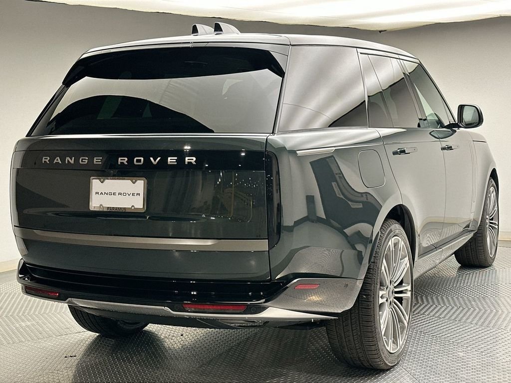 New 2026 Belgravia Green Land Rover SE image 3