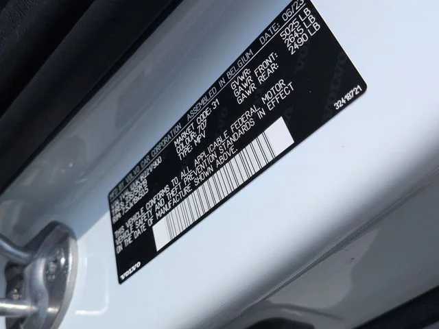 Used 2024 White Volvo B5 Core image 36