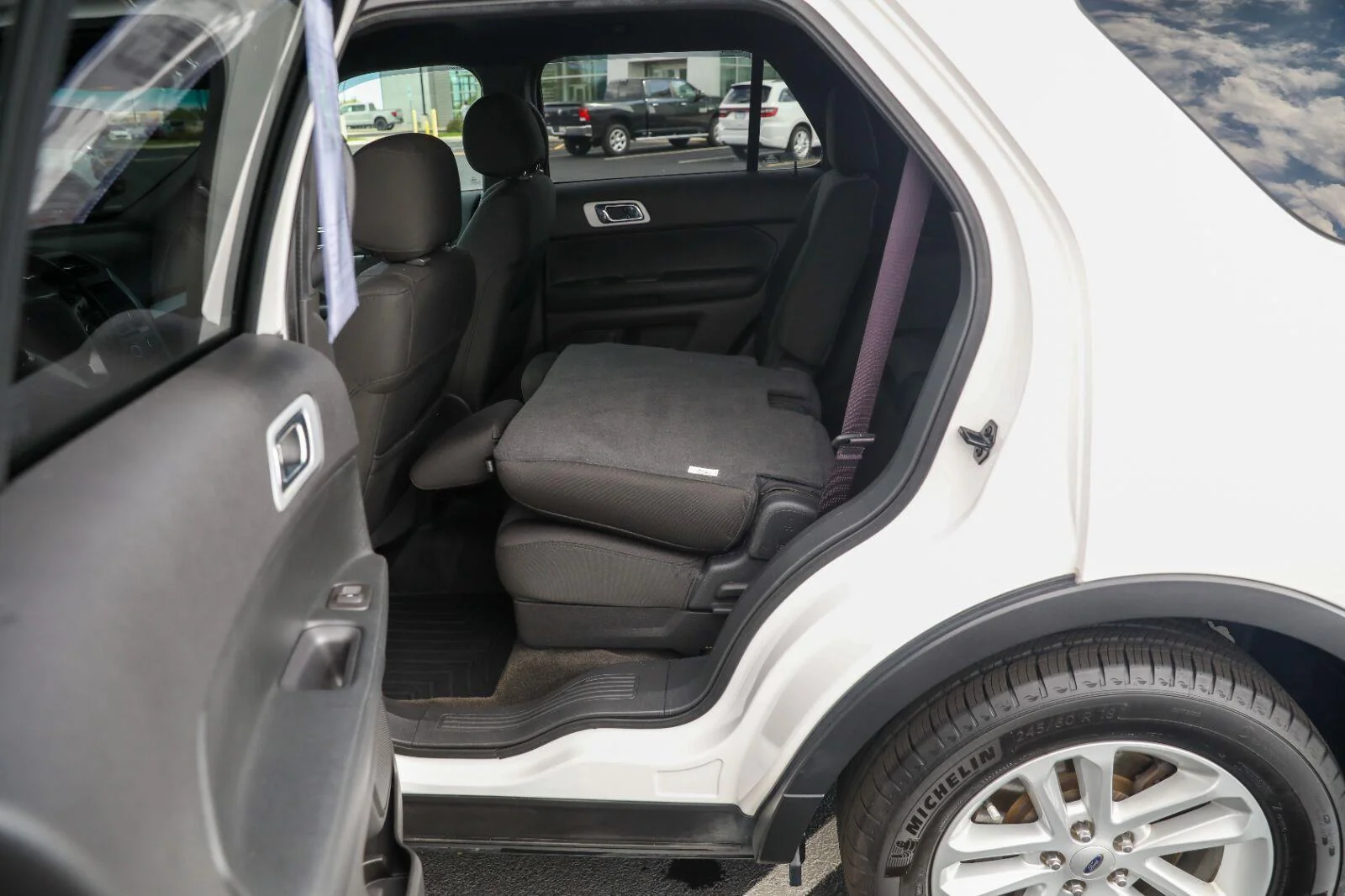 Used 2013 White Platinum Metallic Tri-Coat Ford XLT image 29
