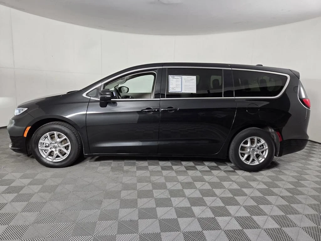 Used 2023 Brilliant Black Crystal Pearlcoat Chrysler Touring L image 8