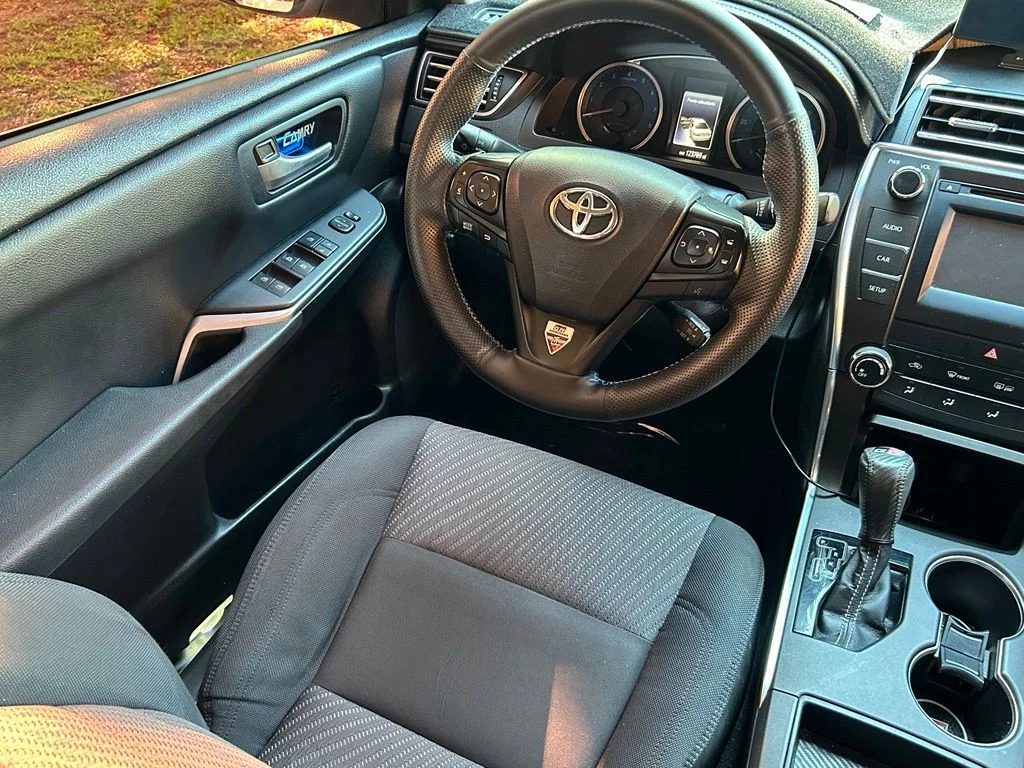Used 2016 White Toyota LE image 9