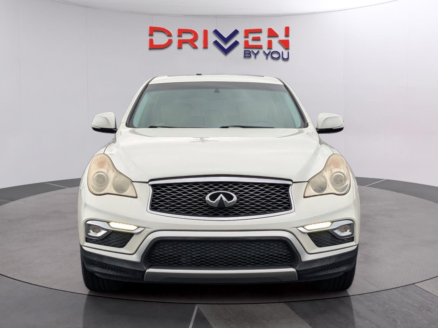Used 2017 Majestic White INFINITI RWD image 8