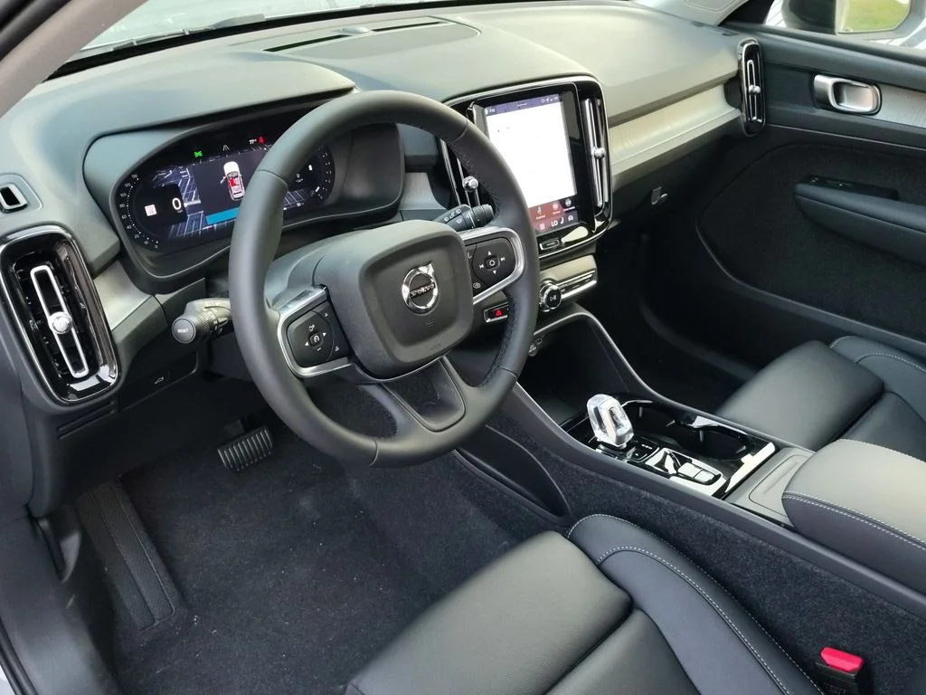 2026 Volvo XC40 Plus - Photo 14