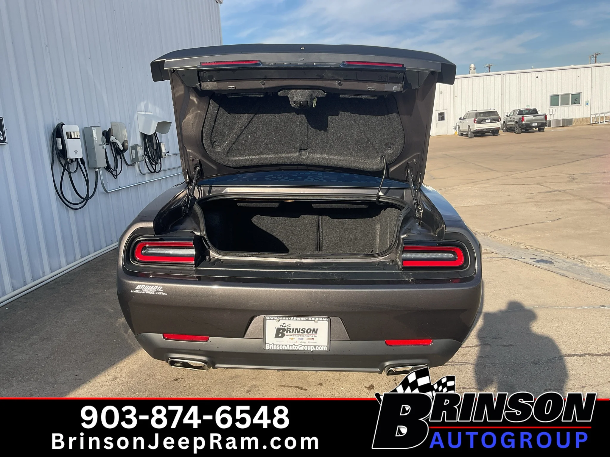 Used 2023 Granite Pearlcoat Dodge SXT image 10