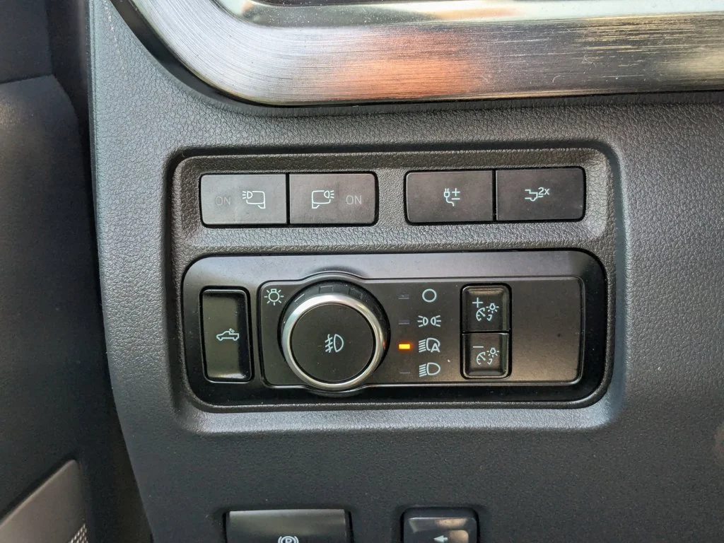 Used 2023  Ford LARIAT image 21