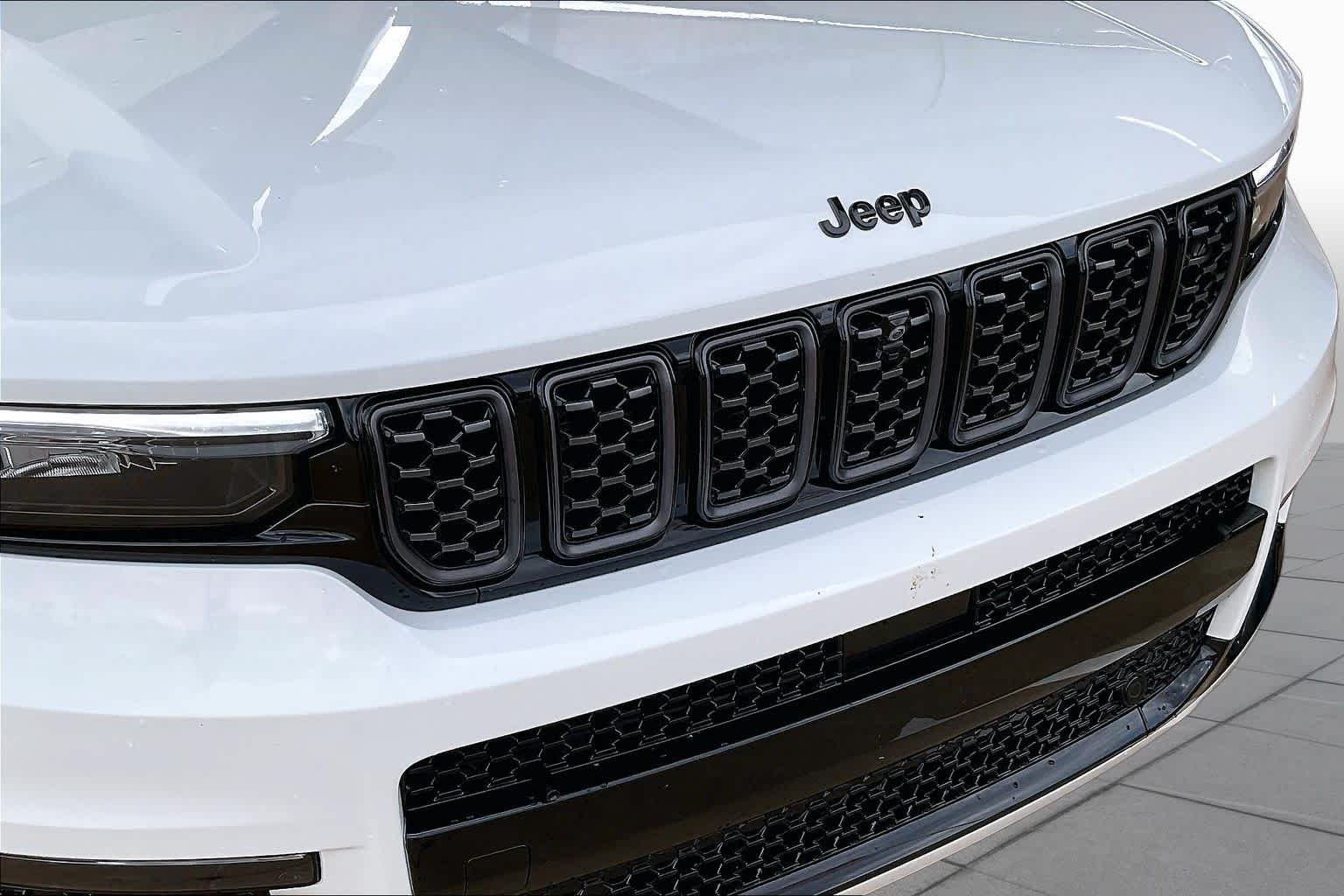 Used 2025 Bright White Clearcoat Jeep Summit Reserve image 29