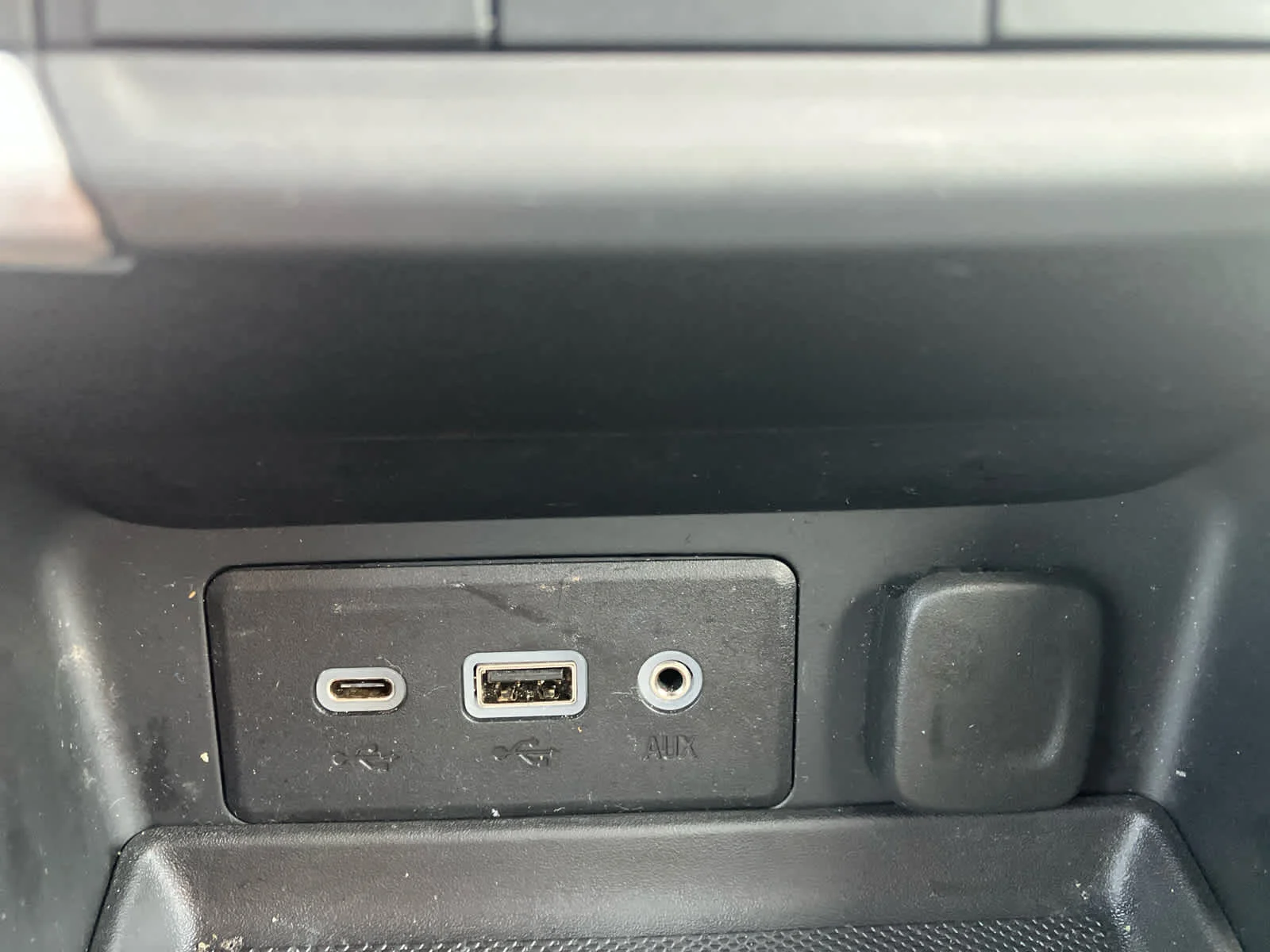 Used 2024 Sterling Metallic GMC SLE image 27