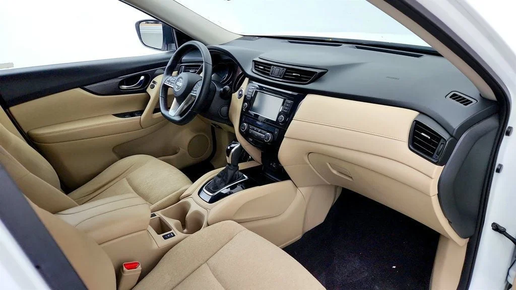 Used 2019 Pearl White Tricoat Nissan FWD SV image 24