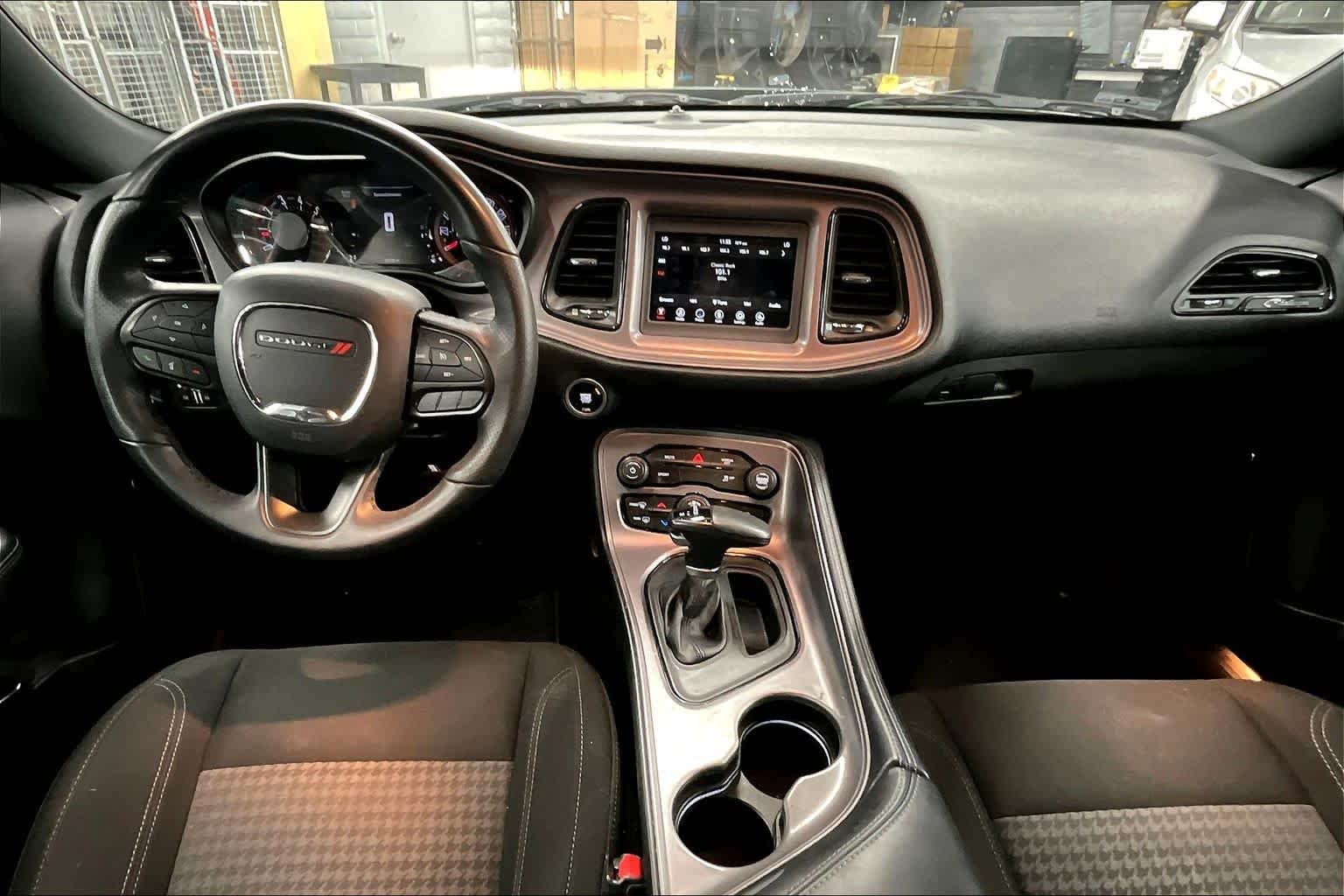 Used 2023 Granite Pearlcoat Dodge SXT image 15