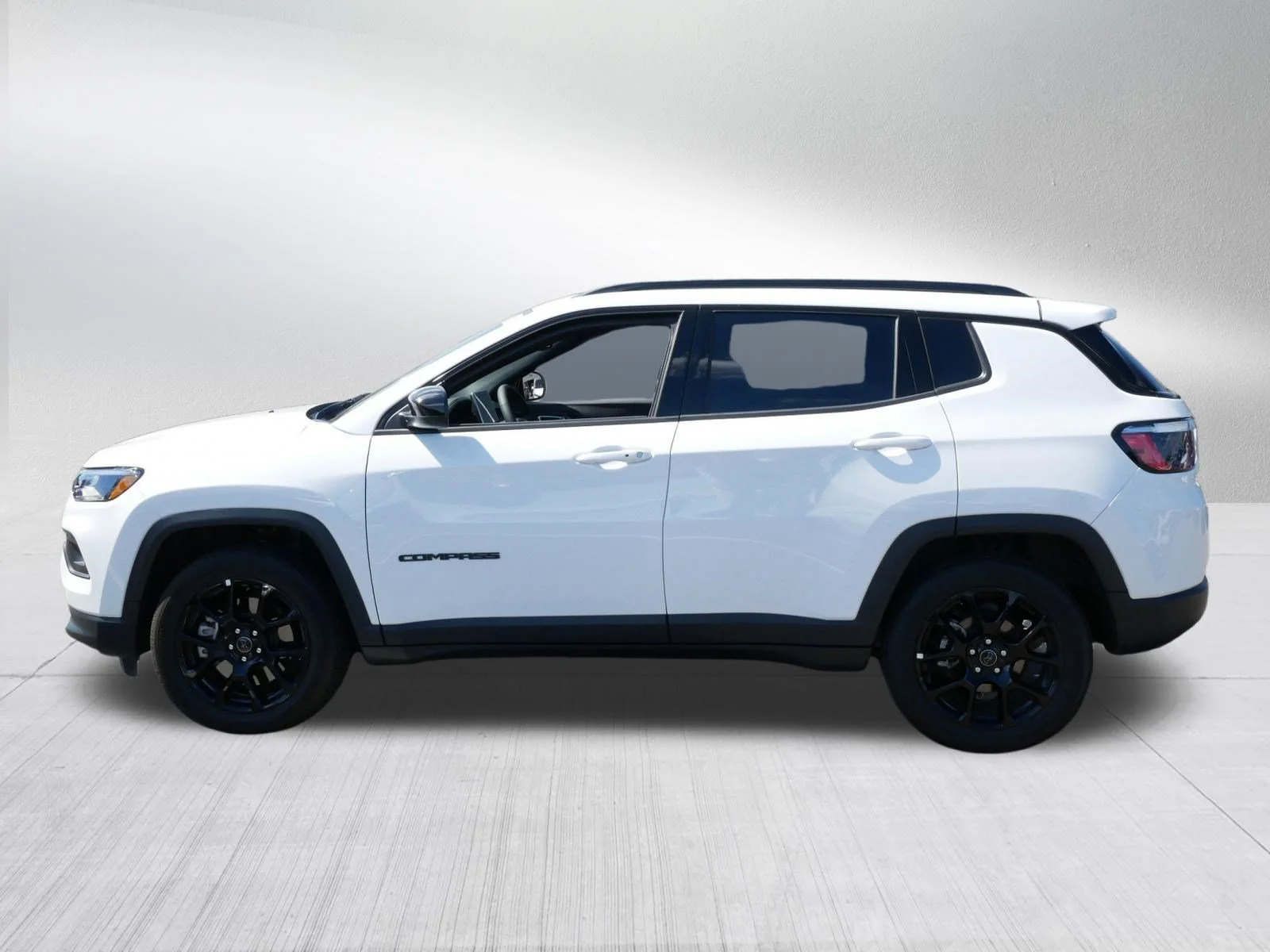 Used 2026 Bright White Clearcoat Jeep Latitude Altitude image 4