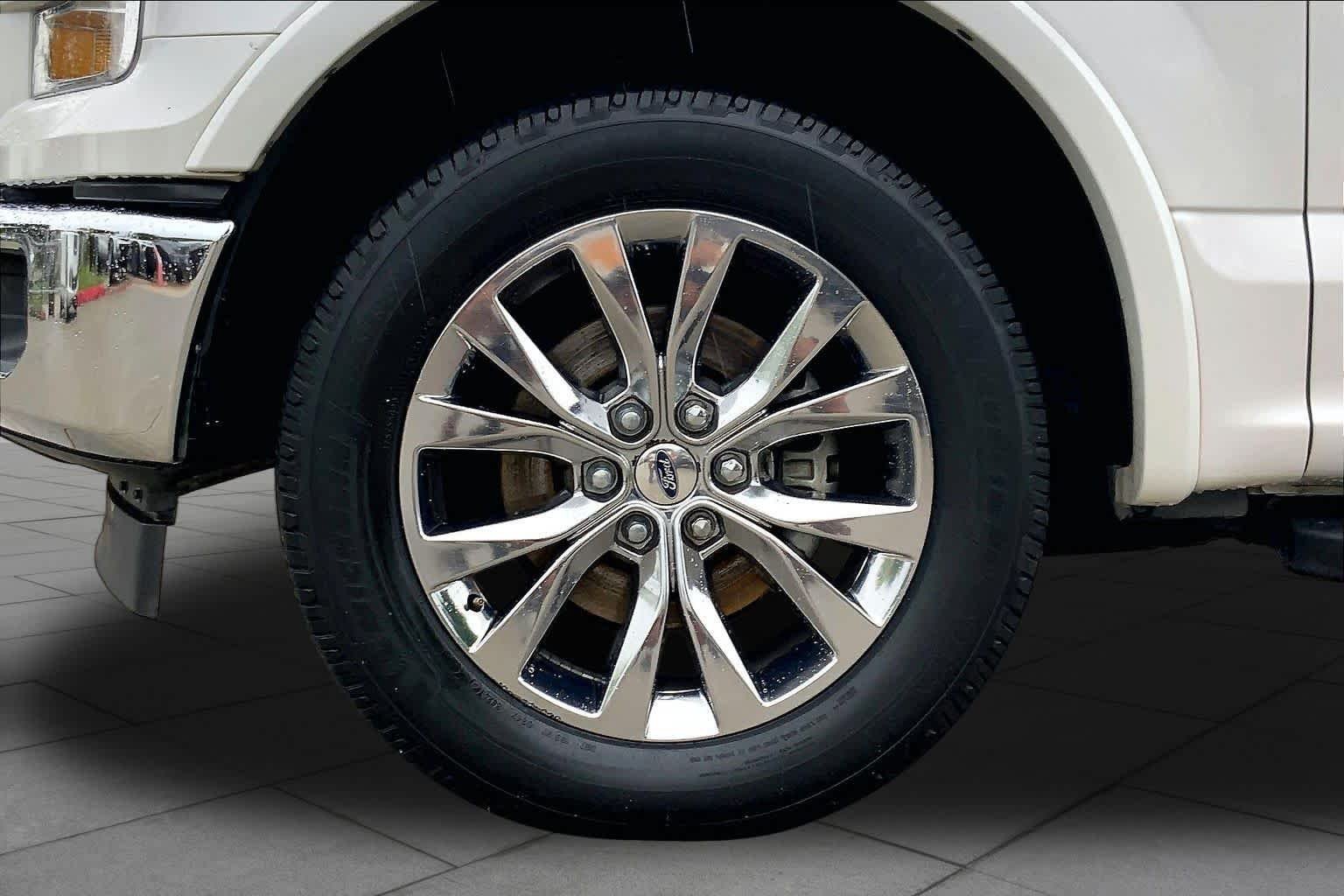 Used 2017 White Platinum Metallic Tri-Coat Ford Lariat image 9