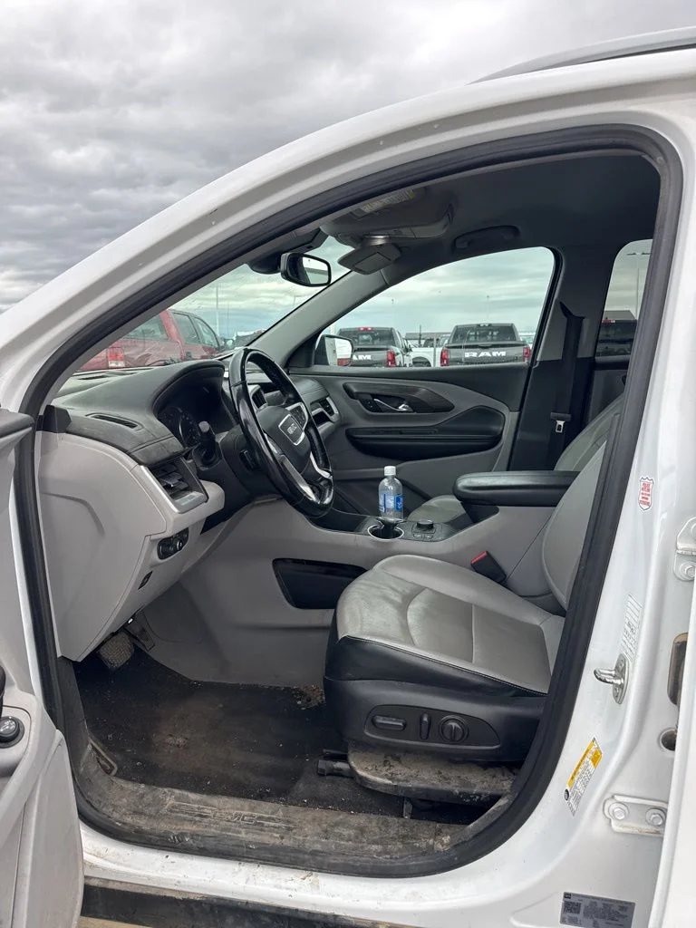 Used 2023 White GMC SLT image 19