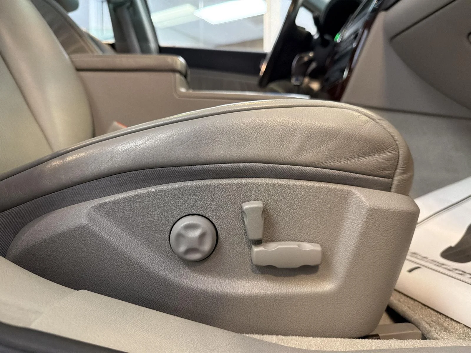 Used 2005 White Diamond Cadillac 4DR SDN V8 image 33