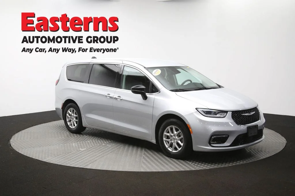 Used 2024 Silver Chrysler Touring L image 111
