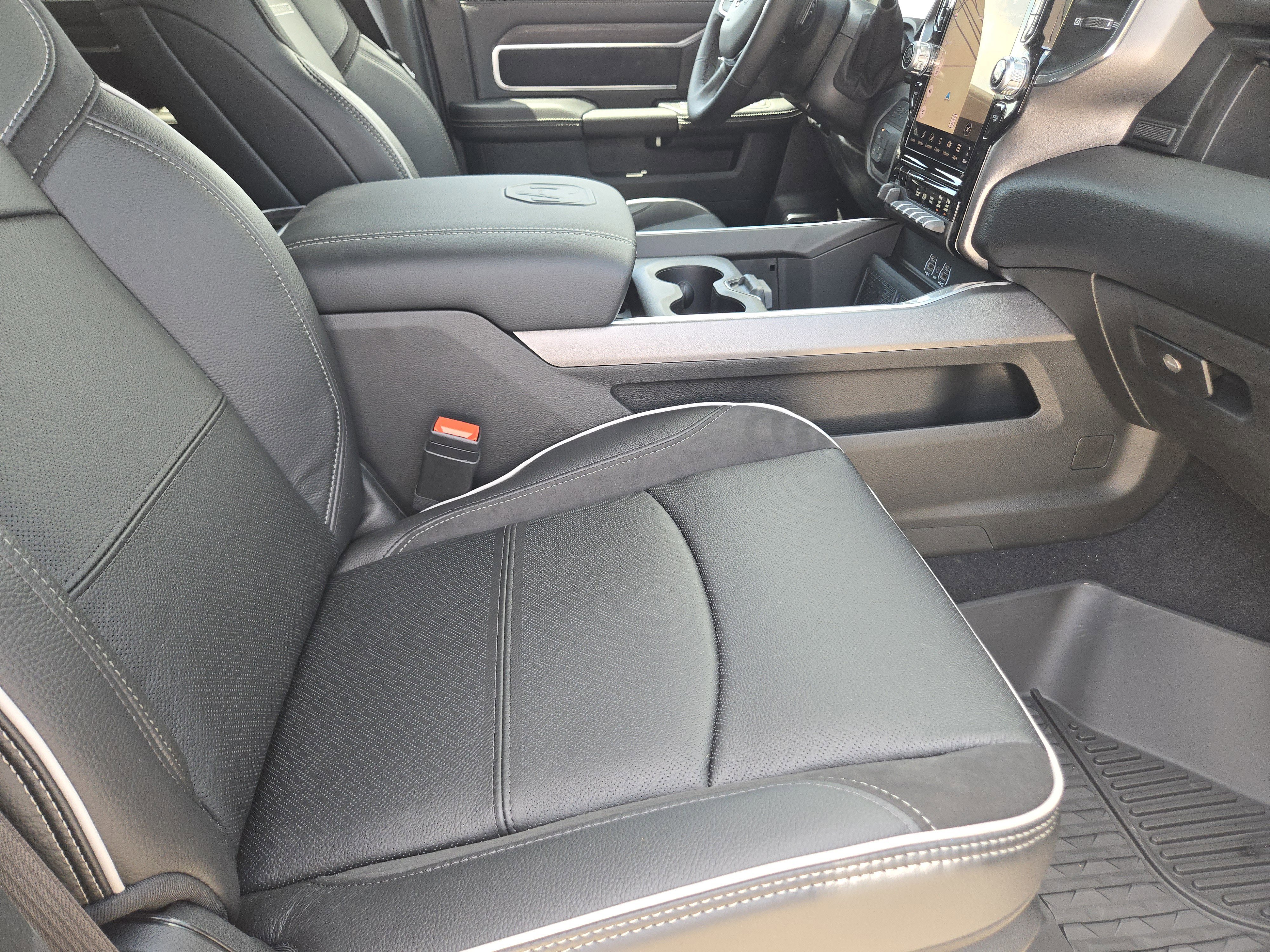 New 2026 Diamond Black Crystal Pearl-Coat Exterior Paint RAM Laramie image 13