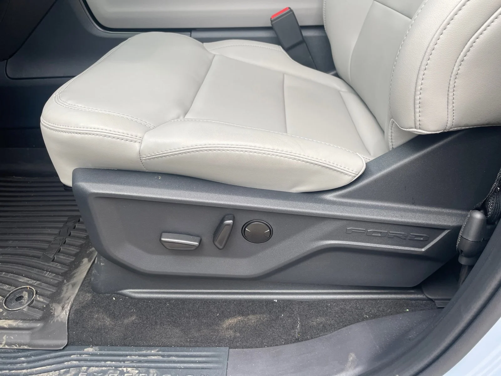 New 2026 Glacier Grey Metallic Tri-Coat Ford Active image 16