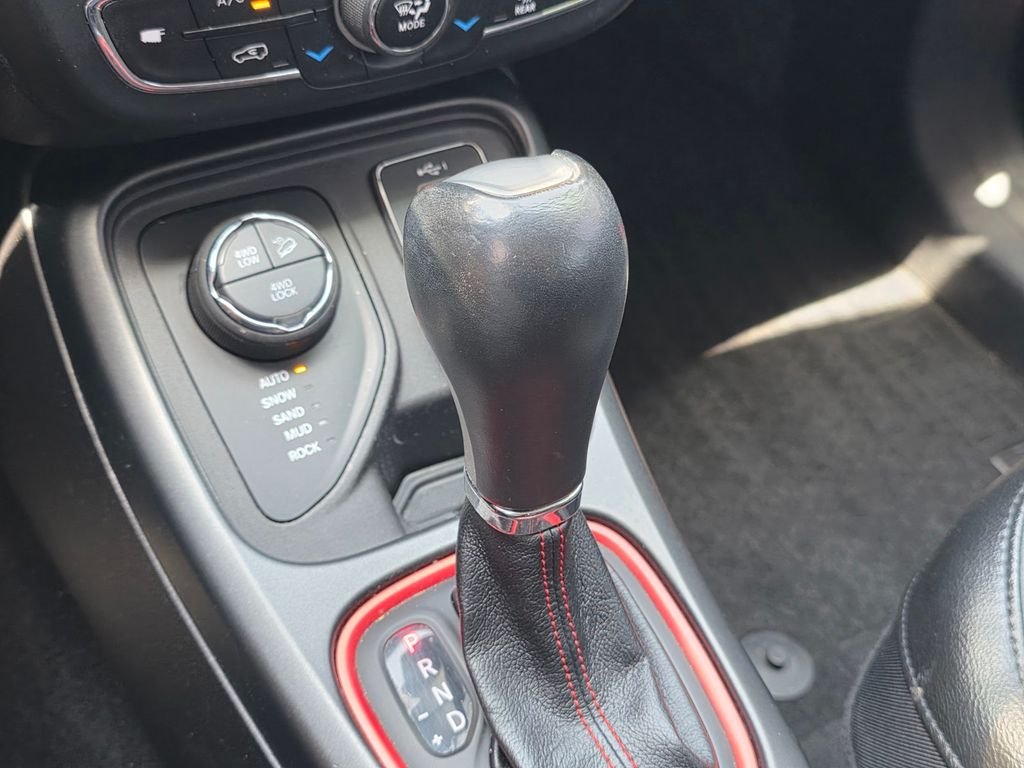 Certified Used 2020 White Jeep Trailhawk image 31