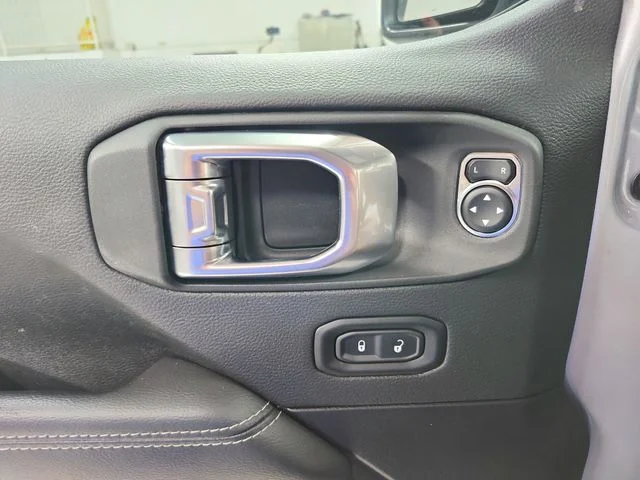 Used 2023 Silver Jeep Rubicon image 32