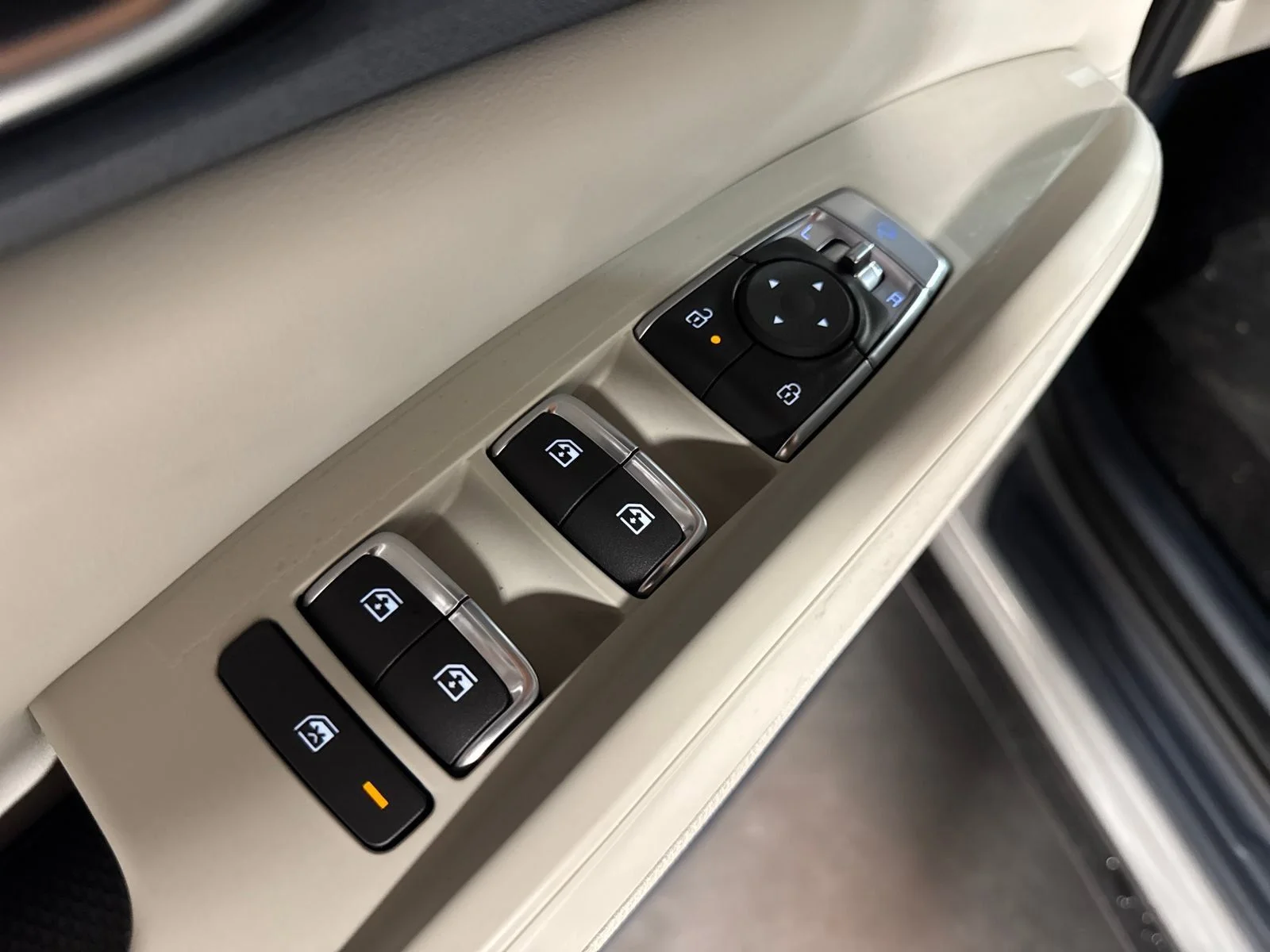 New 2026 Ivory Kia EX image 22