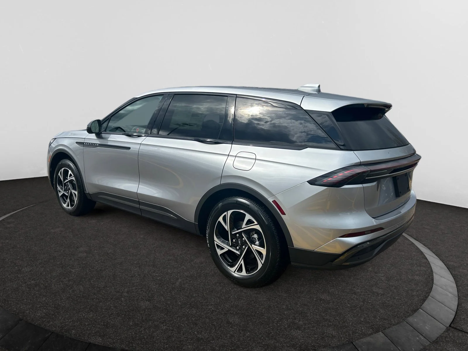 New 2026 Silver Radiance Metallic Clearcoat Lincoln Premiere image 3