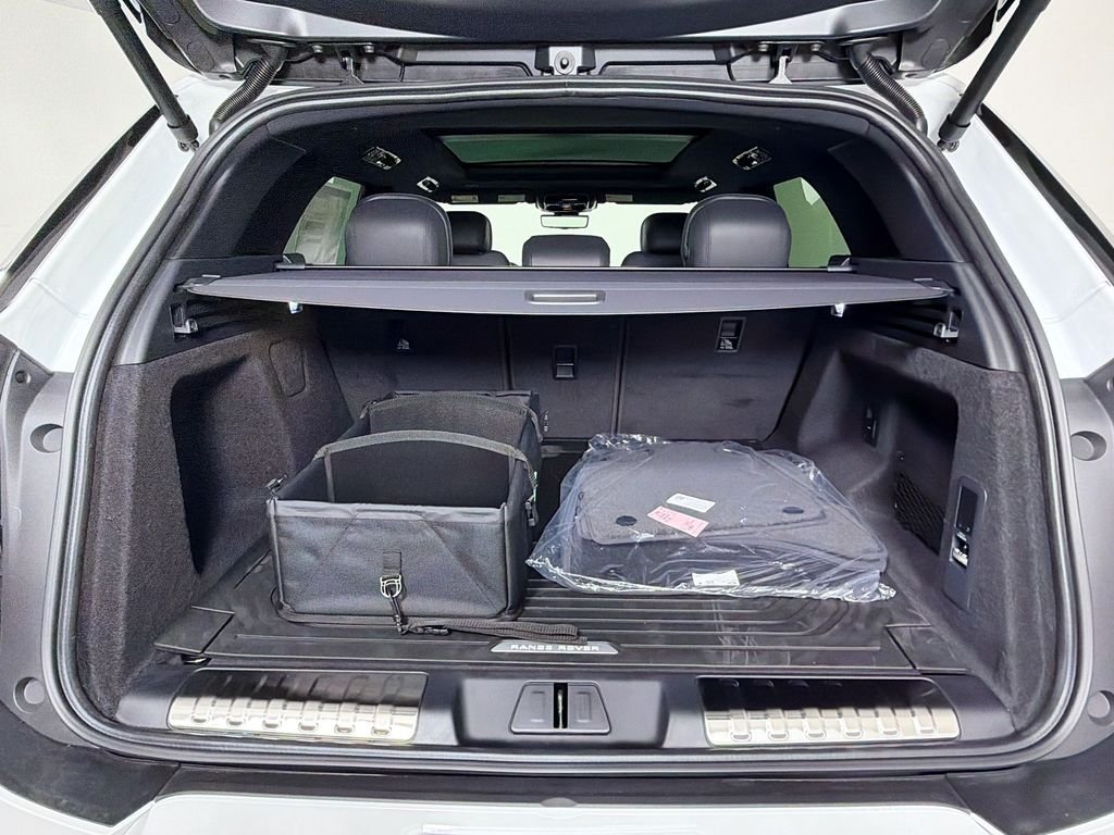 New 2026 Fuji White Land Rover Dynamic SE image 28
