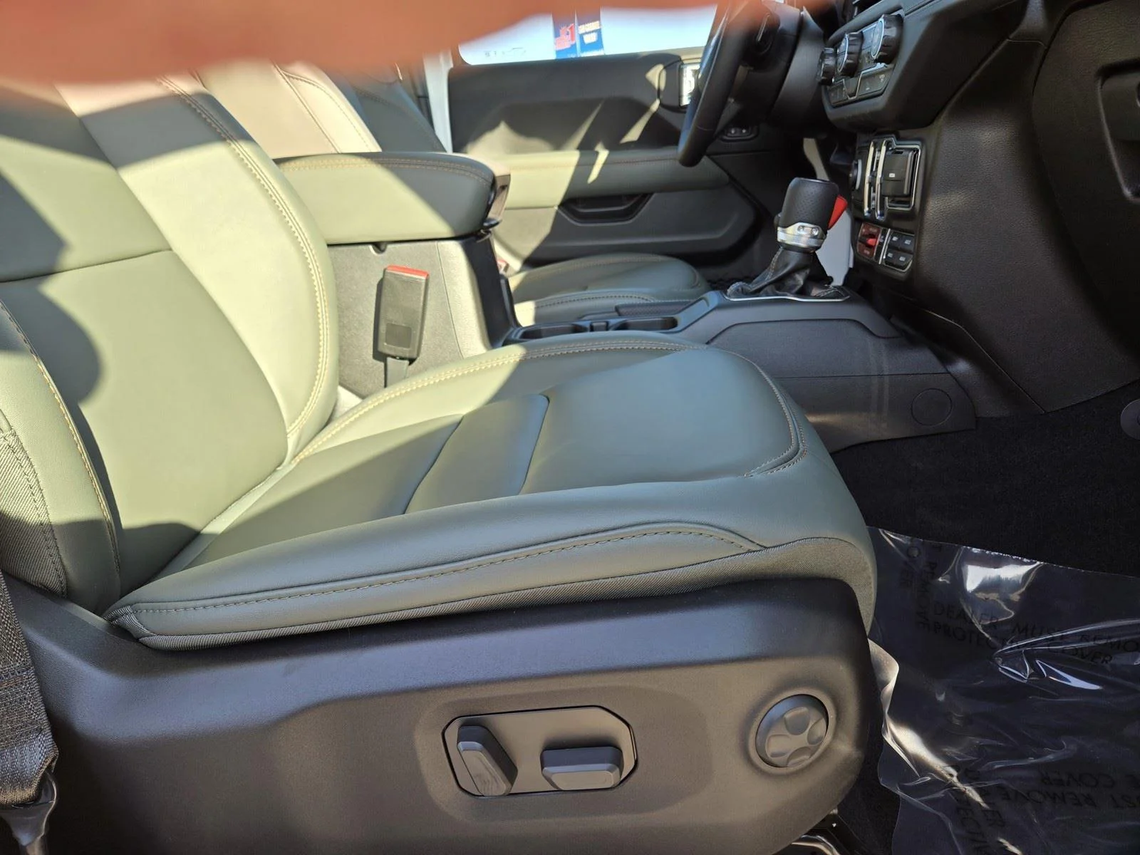 New 2026 Bright White Clear-Coat Exterior Paint Jeep Mojave image 11