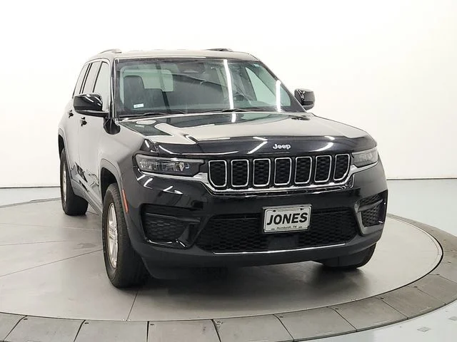 Used 2024 Black Jeep Laredo image 3