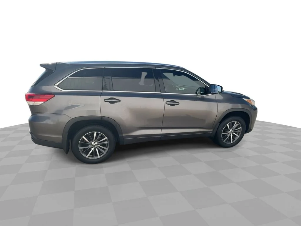 Used 2018  Toyota SE image 9